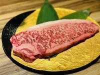 サーロインステーキを中心に、肉の美味しさを存分に楽しむ