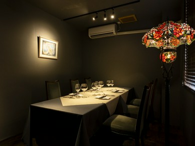  ゆったり過ごすための個室。リバービューとともに贅沢な時間を