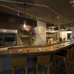 広々としたカウンターで、おいしい料理をゆっくり楽しむ