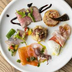 目でも楽しむ、美しく盛付けられた『前菜盛合せ』の魅力