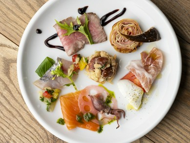 目でも楽しむ、美しく盛付けられた『前菜盛合せ』の魅力