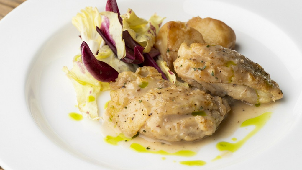 香り高いハーブが引き立つ『鶏肉のカチャトーラ風』の美味