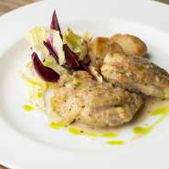 ソテーした鶏肉を軽く煮込み、ローズマリーが香るソースで仕上げた『鶏肉のカチャトーラ風』。豊かなハーブの風味が肉の旨みを引き立て、シンプルながら深みのある味わいに。ワインとの相性も抜群です。
