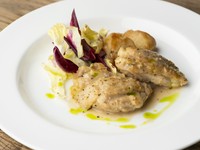 香り高いハーブが引き立つ『鶏肉のカチャトーラ風』の美味