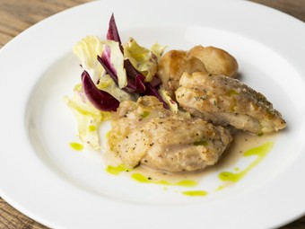 香り高いハーブが引き立つ『鶏肉のカチャトーラ風』の美味