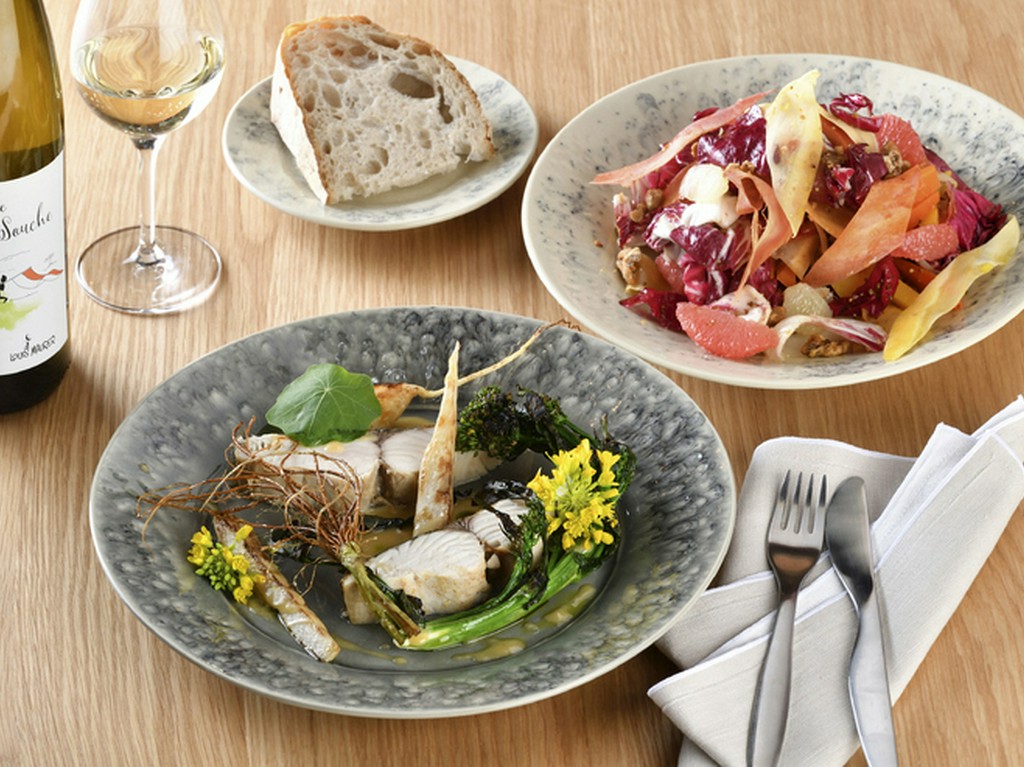 おいしいコーヒーや本格料理をカジュアルに楽しめるダイニング