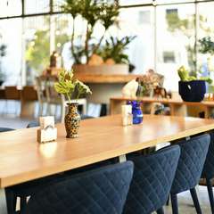 ガラス張りの大空間に人・食・モノがつながる“大喫茶店”を創出