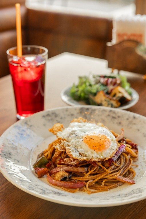 シェフ厳選の産直食材を軸にジャンルレスな本格料理を繰り出す