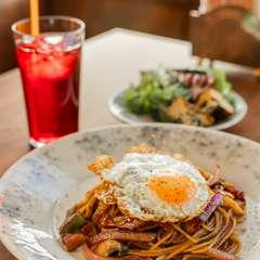 シェフ厳選の産直食材を軸にジャンルレスな本格料理を繰り出す