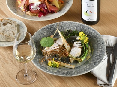 シェフ厳選のナチュラルワイン、プレミアムな泡盛や芋焼酎が人気