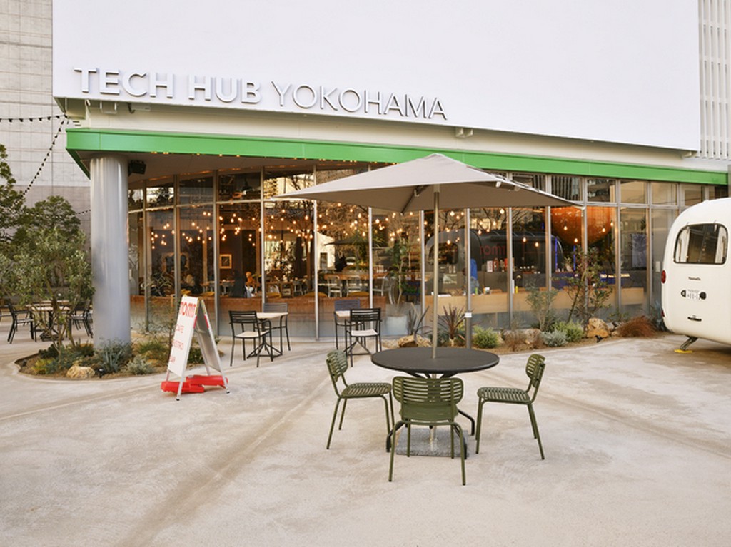 けやき通りの街路樹を望む、広々としたテラス席も通年オープン