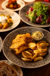 つまみに人気！ふわふわで旨みたっぷり『フィッシュ＆チップス』