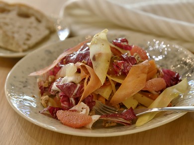 季節で変わるサラダ！『トレビスとプラム、鯵のサラダ』