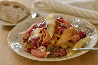 各地の生産者から仕入れる旬食材、隠し味に使う「飛魚魚醤」