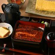 旨いうなぎをリーズナブルに提供するお店。六本木駅からすぐの立地で、ランチ・ディナーにぴったりです。気兼ねなく足を運べる、親しみやすい雰囲気も魅力的。お一人様での利用も歓迎です。