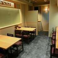 店内は和を感じさせるくつろぎの空間。肩ひじ張らずにうなぎを楽しめます。日常をしばし忘れて、うなぎのおいしさに心満たされる、贅沢な一時を過ごせそうです。