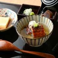 店内にはテーブル席も用意されており、家族での食事にも対応。子ども連れも利用しやすく、東京都内へ訪れた国内外の観光客にもオススメできます。関東式で絶妙に焼き上げたうなぎを、都内の思い出にぜひ。