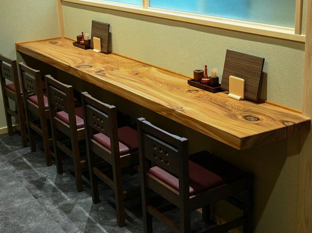 ランチや仕事終わりの一杯も楽しめるカウンター席