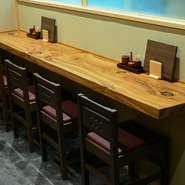 ランチタイムから、仕事終わりの一杯まで、幅広いシーンで重宝するカウンター席。ディナータイムには、お酒と楽しみたいうなぎ料理・一品料理も各種取り揃えています。