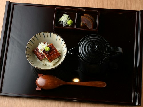 まぐろ節だしや薬味での“味変”も楽しい『ひつまぶし』