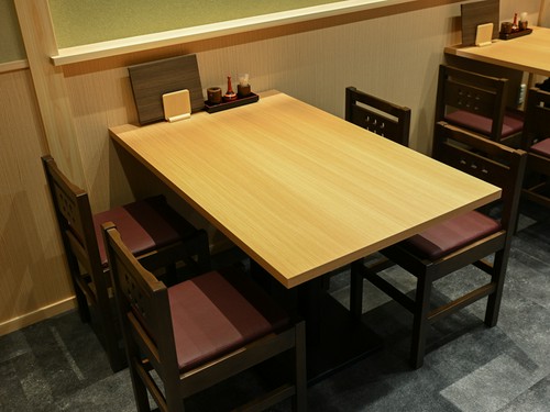 友人・家族との食事に人気のテーブル席