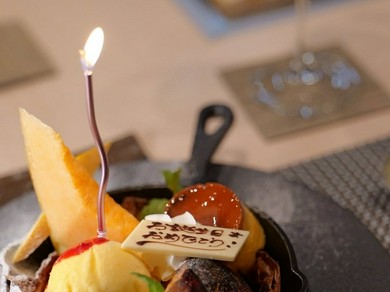 特製デザートプレートで祝福。特別な日のお祝いに