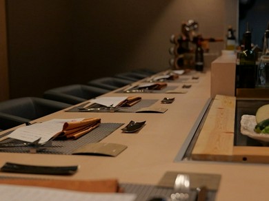 オープンキッチンのカウンターはいずれもが特等席