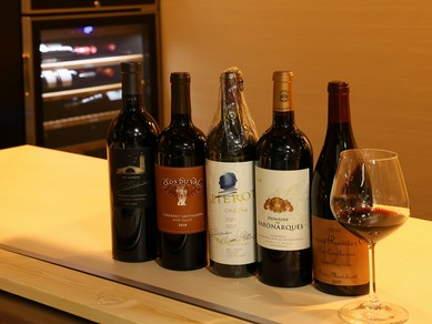 各国より集められたワインを50種類以上常備