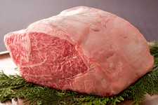 目の前の鉄板で焼き上げる北海道産を主とした黒毛和牛ステーキがメインのフルコース。