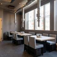 大きな窓から明るい陽射しが差し込み、カフェのような雰囲気の店内。落ち着きのある、スタイリッシュでナチュラルな空間になっています。女子会・デート・会食・各種宴会など、さまざまなシーンで利用可能です。