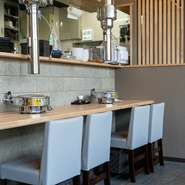 肩を並べて座り、語り合えるカウンターデート。店内は落ち着いた雰囲気で、大人の焼肉デートにピッタリな空間です。普段使いはもちろん、誕生日や記念日などにもオススメです。