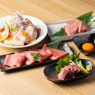 【万両厚味】では、部位ごとに選び抜かれた、ワンランク上の焼肉をリーズナブルに堪能できます。A5ランクの黒毛和牛が使用され、メニューが多いのも特徴。肉本来の風味豊かな味わいを、心ゆくまで楽しめます。