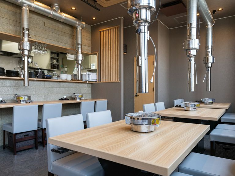 ガールズトークに花が咲く。焼肉と美酒に酔いしれる女子会