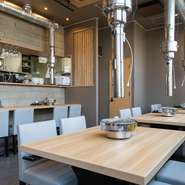 テーブルを囲んでガールズトークに花が咲く。【万両厚味】は、11時オープン。昼から焼肉が楽しめるので、焼肉と美酒に酔いしれる女子会やママ会にもオススメです。