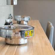 店内にはカウンター席が用意されています。清潔感のある席には、卓上ロースター完備。ランチでもディナーでも、カウンターで自分だけの一人焼肉タイムが楽しめます。