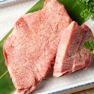 新鮮な生タンを贅沢にカットした一皿。食べ応えのある厚みが魅力です。適度な弾力で噛めば噛むほど旨みがジュワッと溢れます。リピーターが多い人気メニューです。