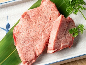 新鮮な生タンを贅沢にカット。食べ応えのある厚みが魅力『特上厚切り塩タン』