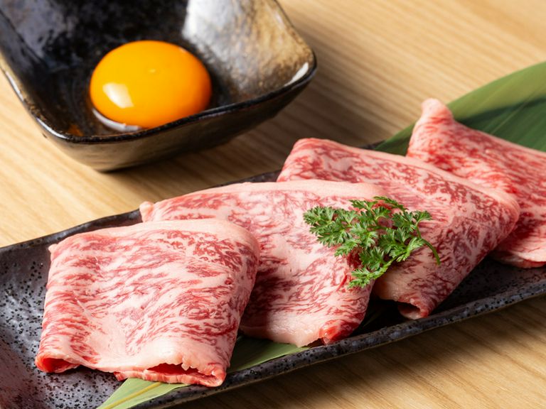 卓上に設けた七輪形のガスタイプのコンロで軽く炙る『焼きしゃぶ上ロース（玉子付き）』