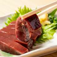 《おすすめ》
A5黒毛和牛のホルモンは一頭買いで仕入れ。鮮度が高く種類も豊富です。中でも人気の『上レバー』は、サッと炙っていただけばサクッと歯切れよく、濃厚な旨みが口一杯に広がります。

塩・タレ