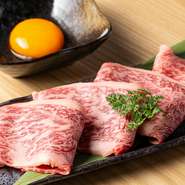 肉の王様と呼ばれる部位ロース。その中でも特に綺麗なサシの入った部位をスライスしています。卓上に設けた七輪形のガスタイプのコンロで軽く炙る自慢の一品です。