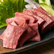 牛一頭からわずか2kgしか取れない希少部位です。ホルモン独特のクセがないので老若男女問わず人気の逸品。舌触りがなめらかで、臭みがない濃厚な旨みが魅力です。