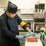 「オーダーは直接聞く事で、好き嫌いなど細かい点も確認しています」と語る鈴木氏。部位などの丁寧な説明と、笑顔での楽しいコミュニケーションで、味はもちろん、サービス全般で心からの“おもてなし”しています。