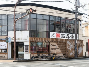 アクセスがバツグン。湯田温泉街の交差点カドにある焼肉店