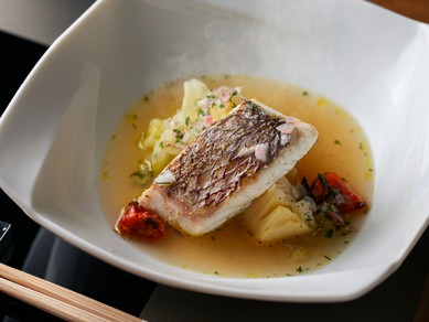 四季折々の食材のおいしさをフレンチベースの新趣向の皿で披露