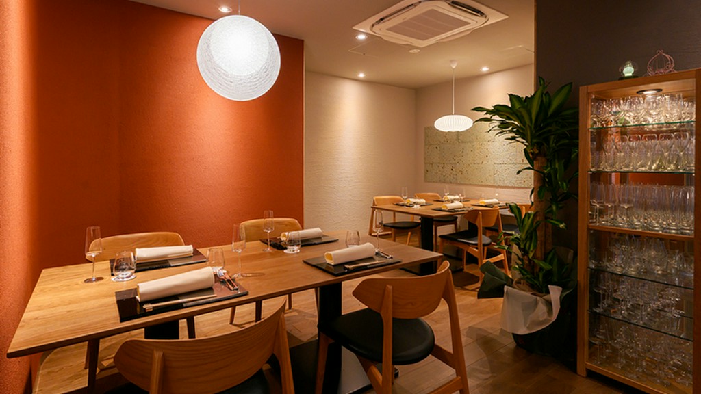 自然素材や古代の色に優しく包まれた和モダン空間でくつろげる