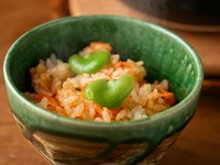 『季節の土鍋ご飯』は、ゲストの食事のペースに合わせて1組ごと炊き上げ、テーブルで提供します。