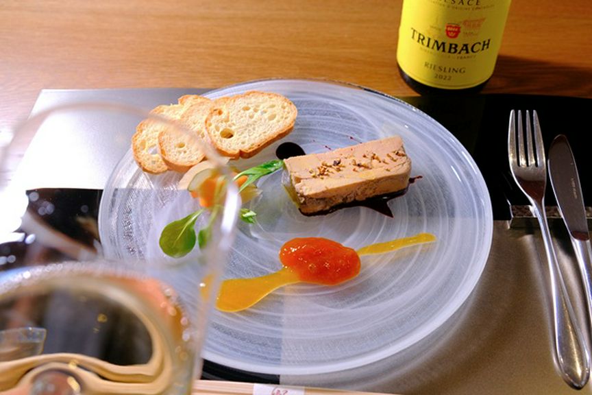 お料理とご一緒に楽しんでいただく、ワインペアリング付きコース。ノンアルコールペアリングもOご用意可能
