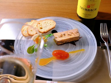 お料理とご一緒に楽しんでいただく、ワインペアリング付きコース。ノンアルコールペアリングもOご用意可能