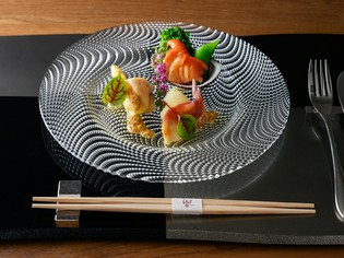 日本各地の旬の山海の幸を揃え、季節感あふれる皿でもてなす
