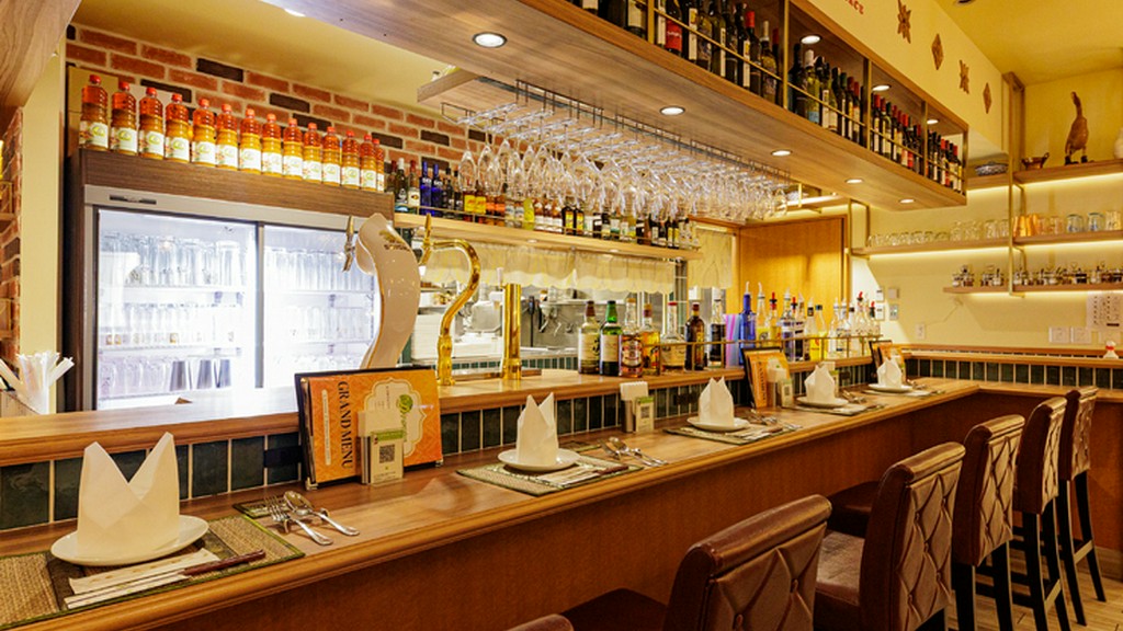 一人から気軽に楽しめるエスニック。カウンターで一杯もオススメ